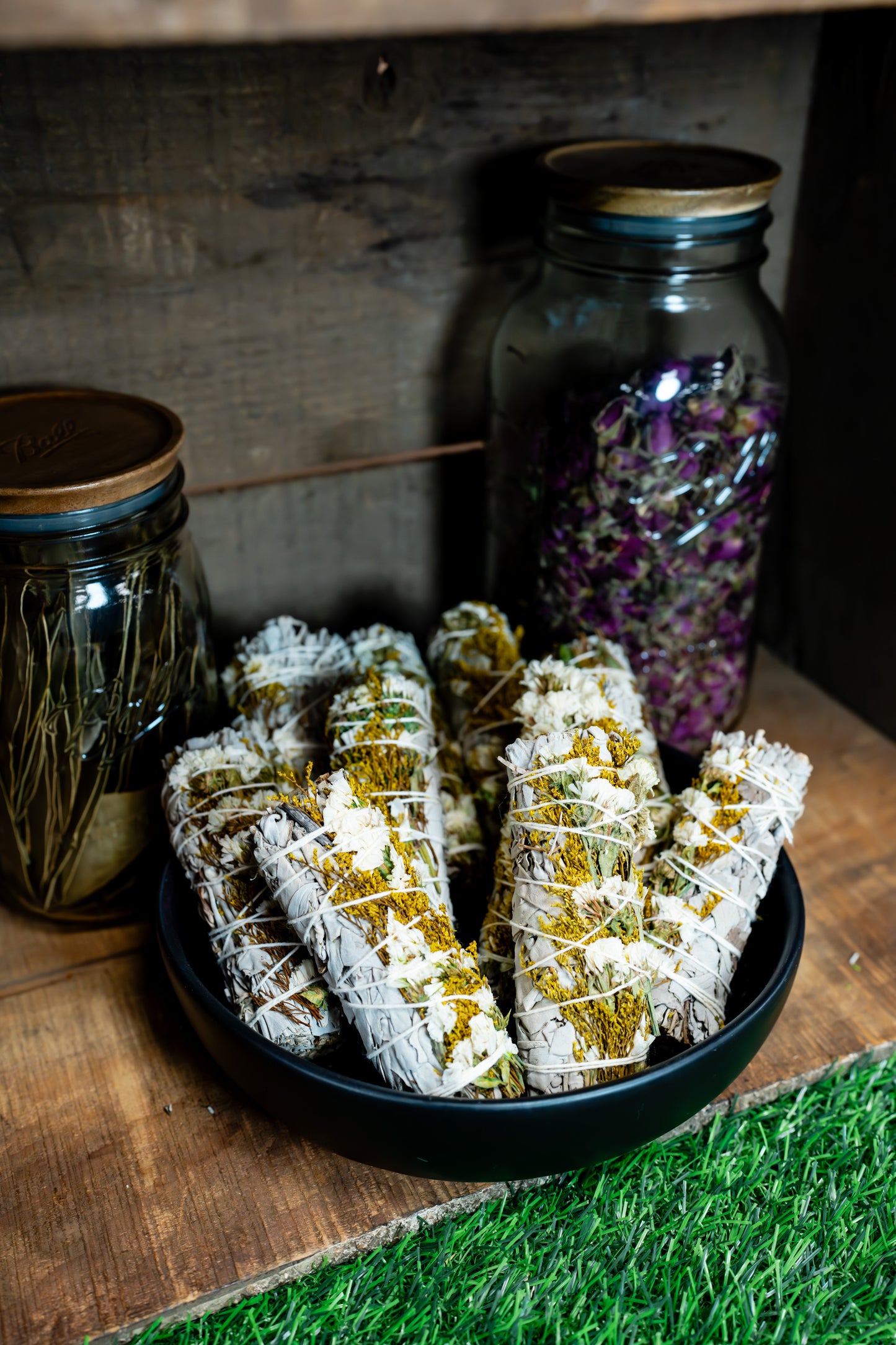 White & Gold Sinuata with White Sage Bundle